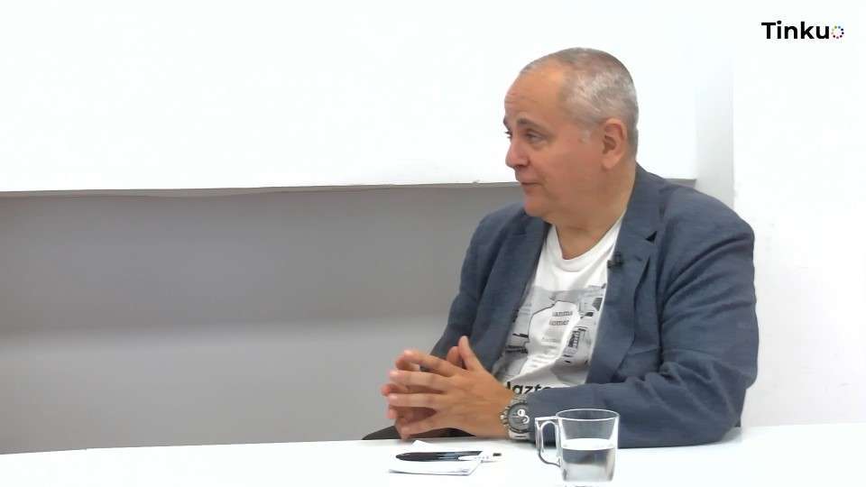 Descubre cómo Juanma Romero, director de 'Emprende' en RTVE, transforma medios, crea empleo y comparte su experiencia en liderazgo y carisma.