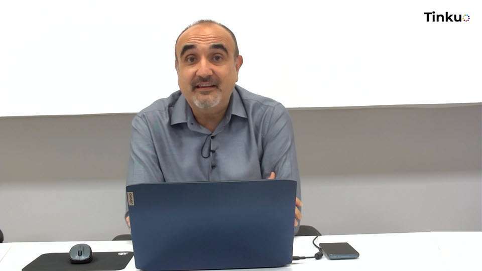 Descubre cómo la inteligencia artificial y el contenido automatizado están transformando internet, afectando la autenticidad y la visibilidad en plataformas como Google y YouTube.