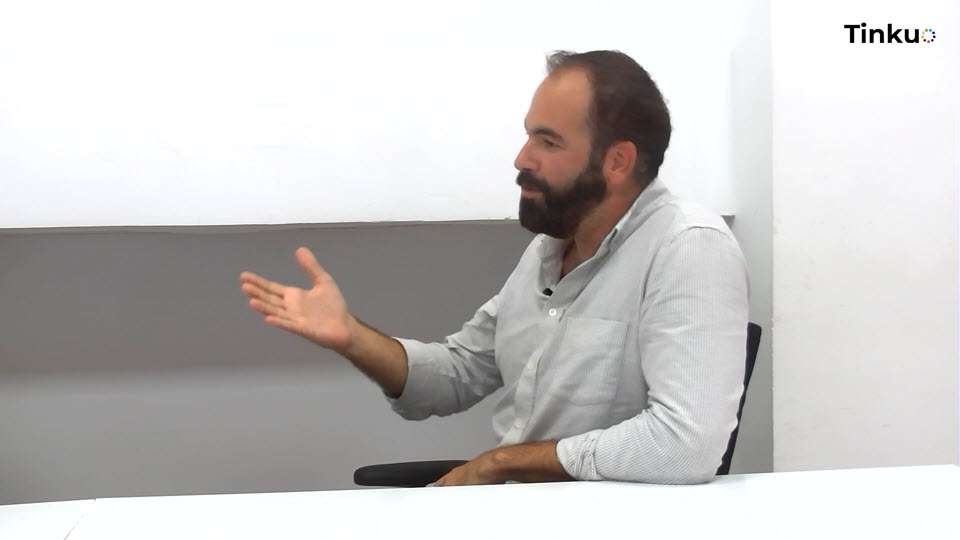 Descubre cómo gestionar el exceso de información en la era digital con soluciones ágiles que mejoran la productividad y el bienestar, evitando la sobrecarga tecnológica.
