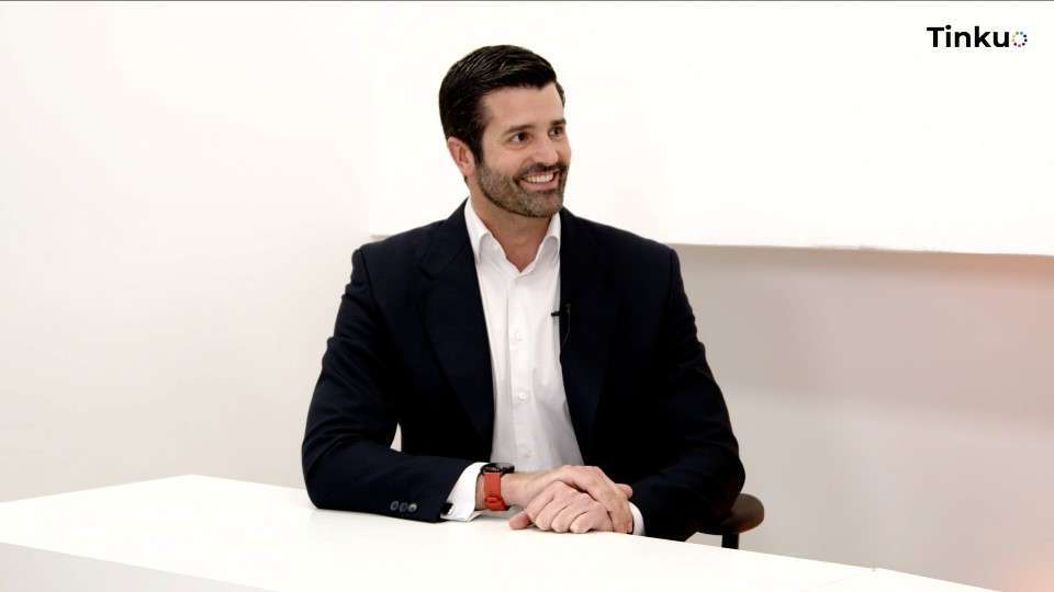 Construir un equipo sólido es clave para el éxito empresarial. Descubre cómo el liderazgo basado en la influencia y el propósito común impulsan el crecimiento.